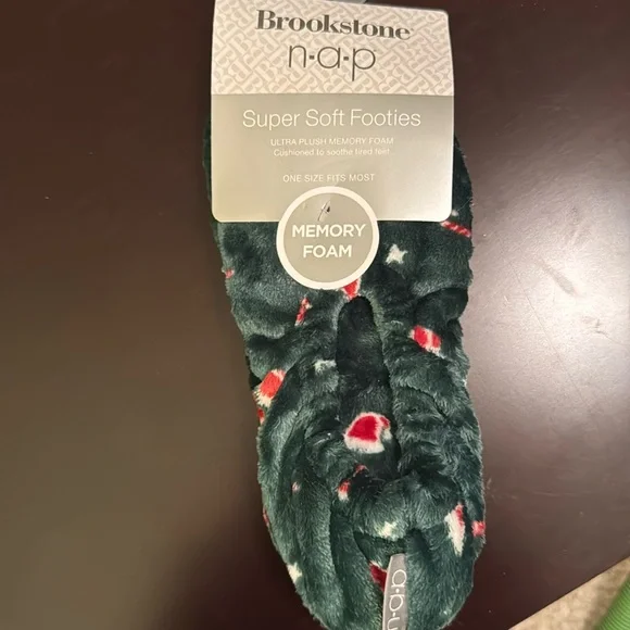 Brookstone nap super soft footies with memory foam- Christmas theme NWT - Picture 1 of 2